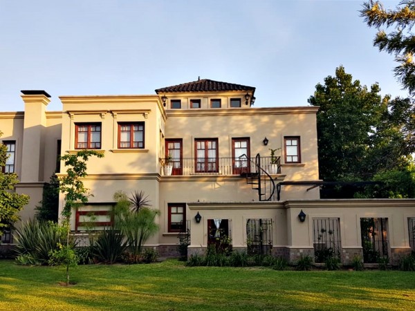 Casa de 400 m² cubiertos en Campos de Álvarez