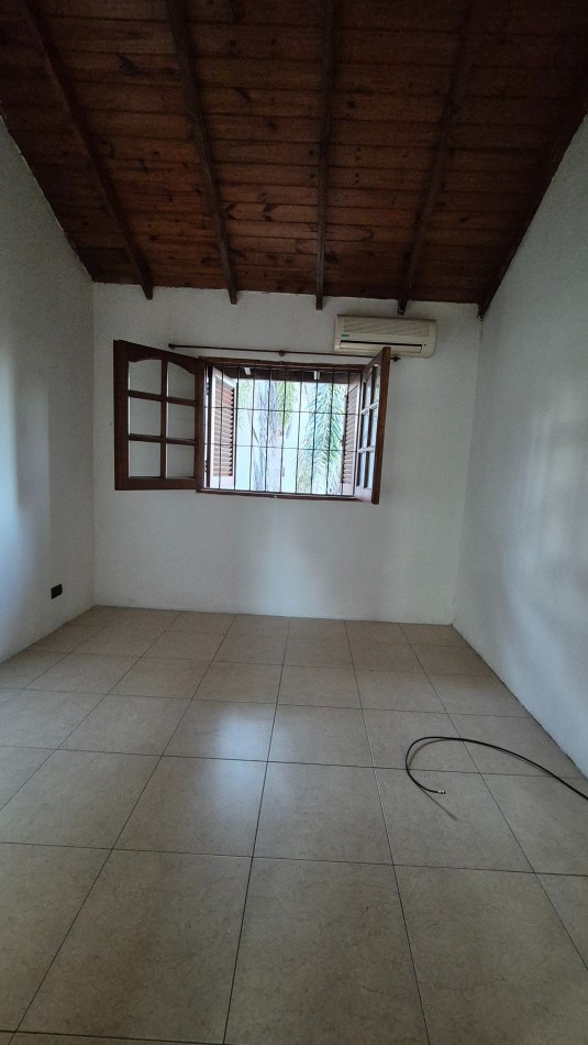 AMPLIO DEPARTAMENTO CON ENTRADA DE AUTO Y PATIO