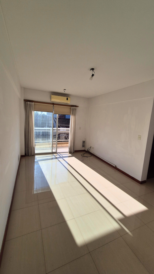 DEPARTAMENTO CON GARAGE Y BALCON EN MORENO CENTRO