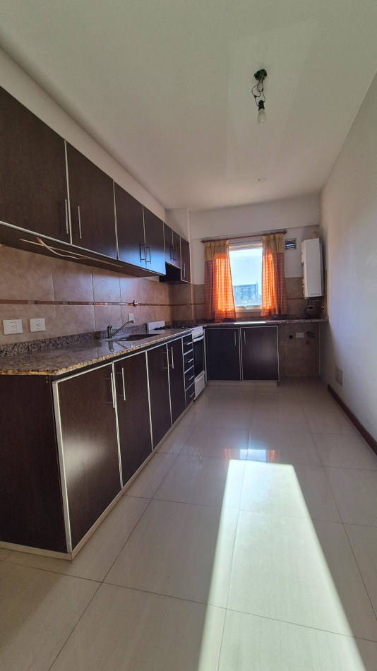 DEPARTAMENTO CON GARAGE Y BALCON EN MORENO CENTRO