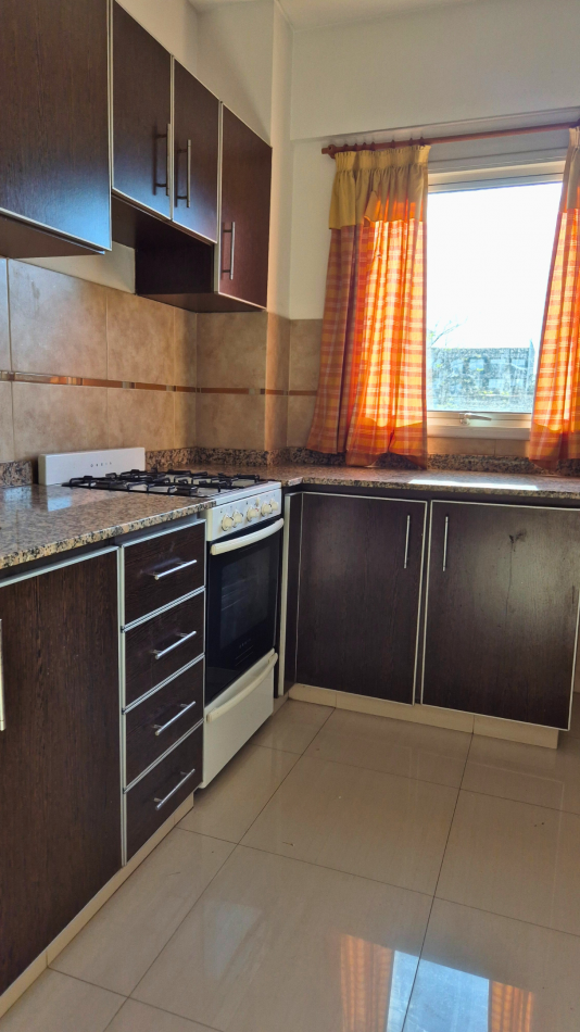 DEPARTAMENTO CON GARAGE Y BALCON EN MORENO CENTRO