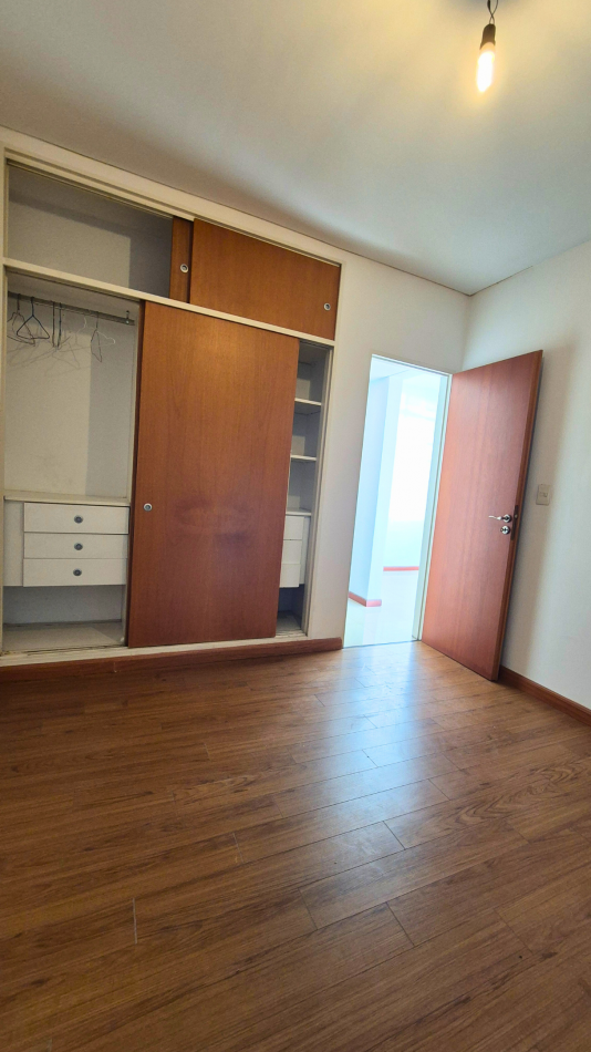 DEPARTAMENTO CON GARAGE Y BALCON EN MORENO CENTRO