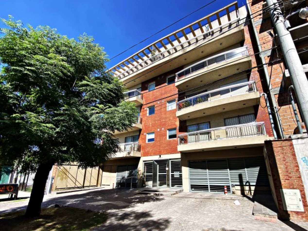 DEPARTAMENTO CON GARAGE Y BALCON EN MORENO CENTRO