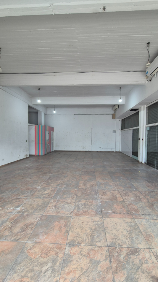 ESPECTACULAR LOCAL FRENTE A LA ESTACION DE PASO DEL REY DE 100 M2