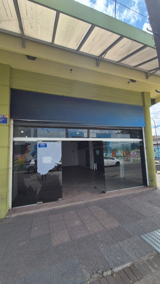 ESPECTACULAR LOCAL FRENTE A LA ESTACION DE PASO DEL REY DE 100 M2