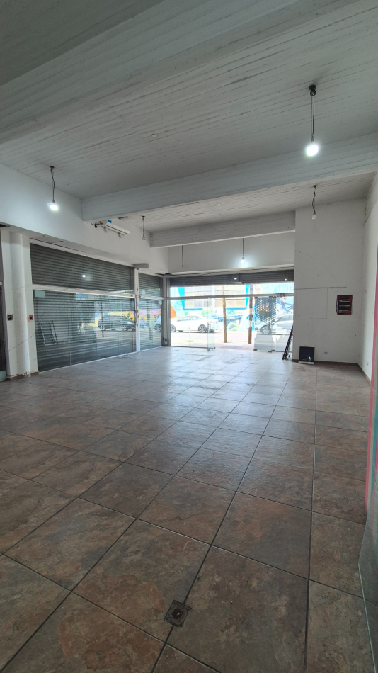 ESPECTACULAR LOCAL FRENTE A LA ESTACION DE PASO DEL REY DE 100 M2