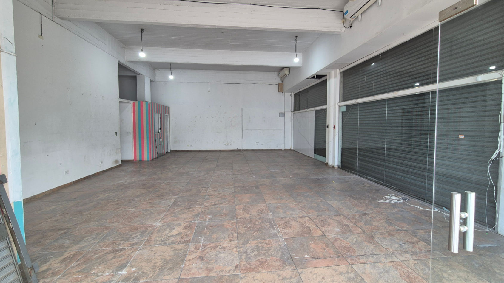 ESPECTACULAR LOCAL FRENTE A LA ESTACION DE PASO DEL REY DE 100 M2