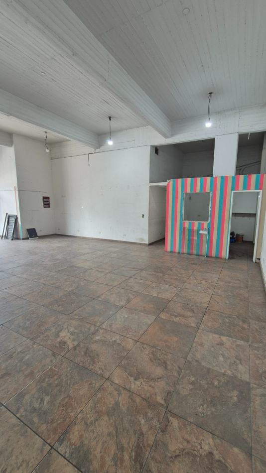 ESPECTACULAR LOCAL FRENTE A LA ESTACION DE PASO DEL REY DE 100 M2