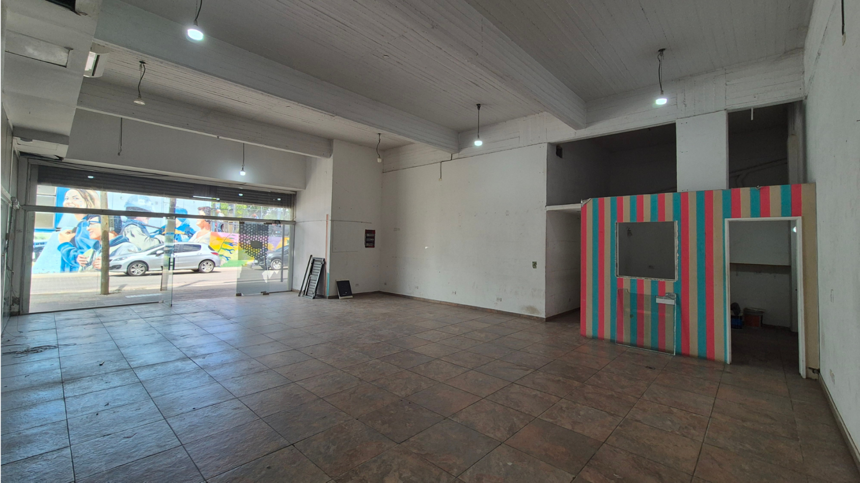 ESPECTACULAR LOCAL FRENTE A LA ESTACION DE PASO DEL REY DE 100 M2