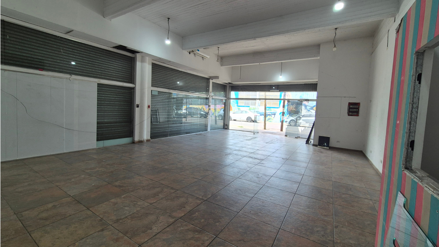 ESPECTACULAR LOCAL FRENTE A LA ESTACION DE PASO DEL REY DE 100 M2