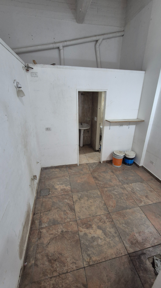 ESPECTACULAR LOCAL FRENTE A LA ESTACION DE PASO DEL REY DE 100 M2