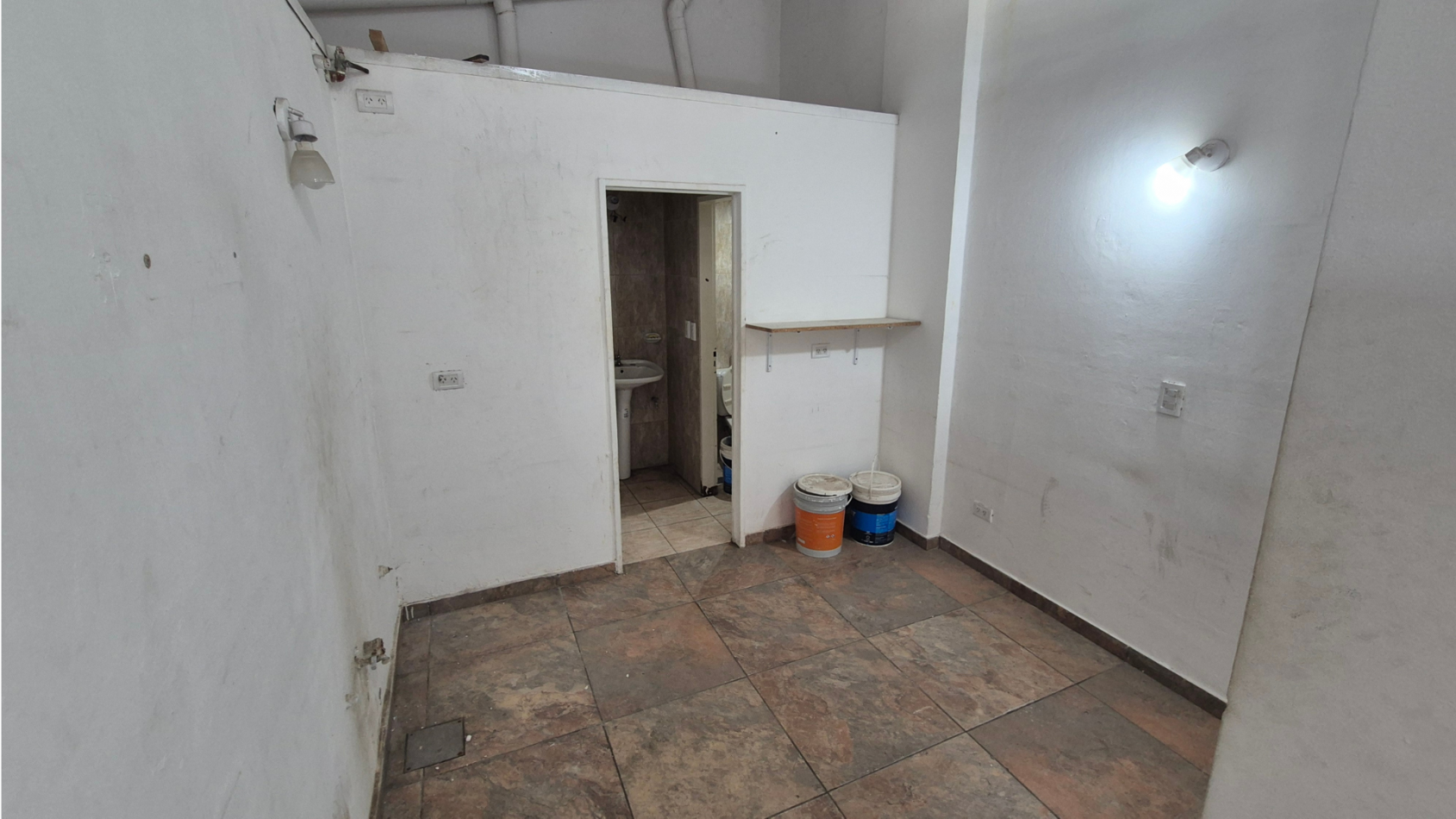 ESPECTACULAR LOCAL FRENTE A LA ESTACION DE PASO DEL REY DE 100 M2