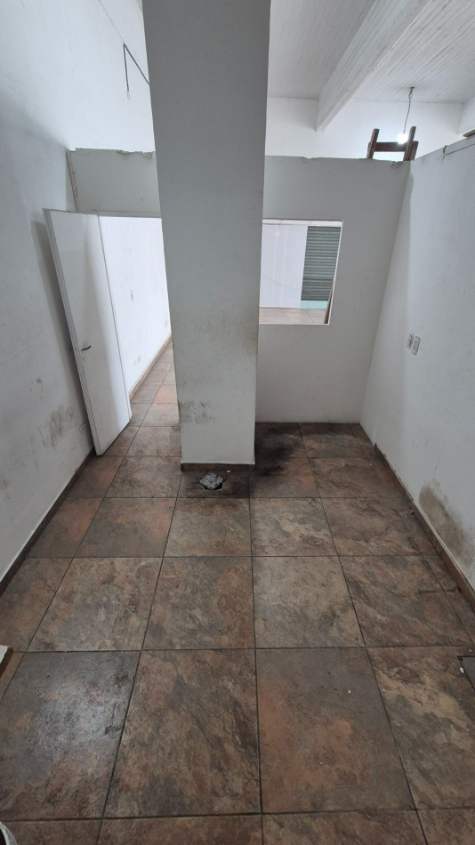 ESPECTACULAR LOCAL FRENTE A LA ESTACION DE PASO DEL REY DE 100 M2