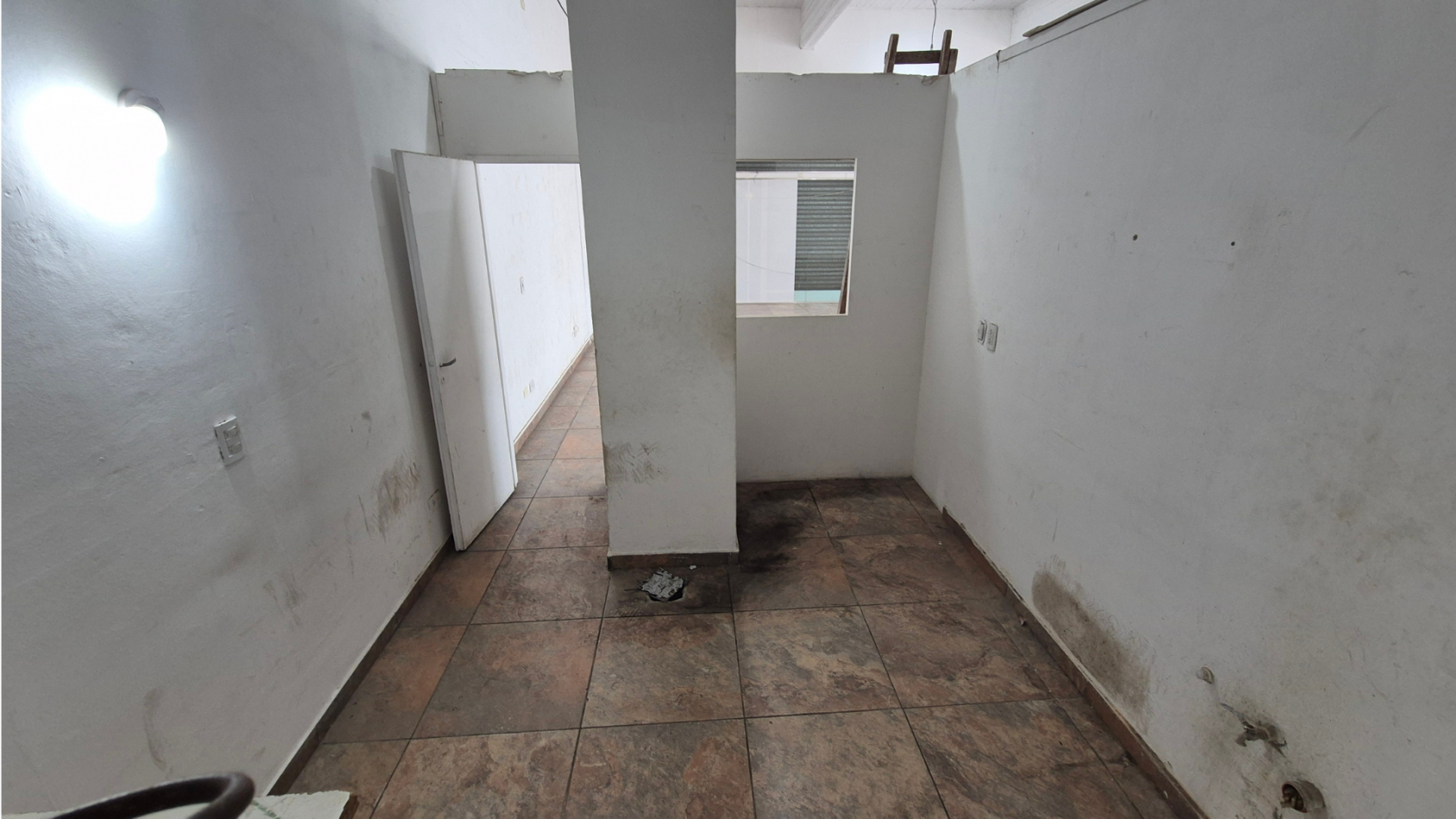 ESPECTACULAR LOCAL FRENTE A LA ESTACION DE PASO DEL REY DE 100 M2