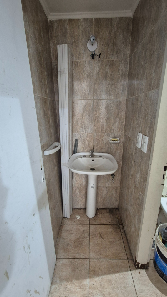 ESPECTACULAR LOCAL FRENTE A LA ESTACION DE PASO DEL REY DE 100 M2