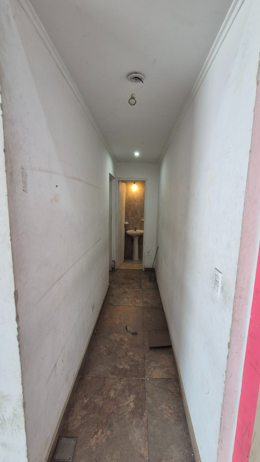 ESPECTACULAR LOCAL FRENTE A LA ESTACION DE PASO DEL REY DE 100 M2