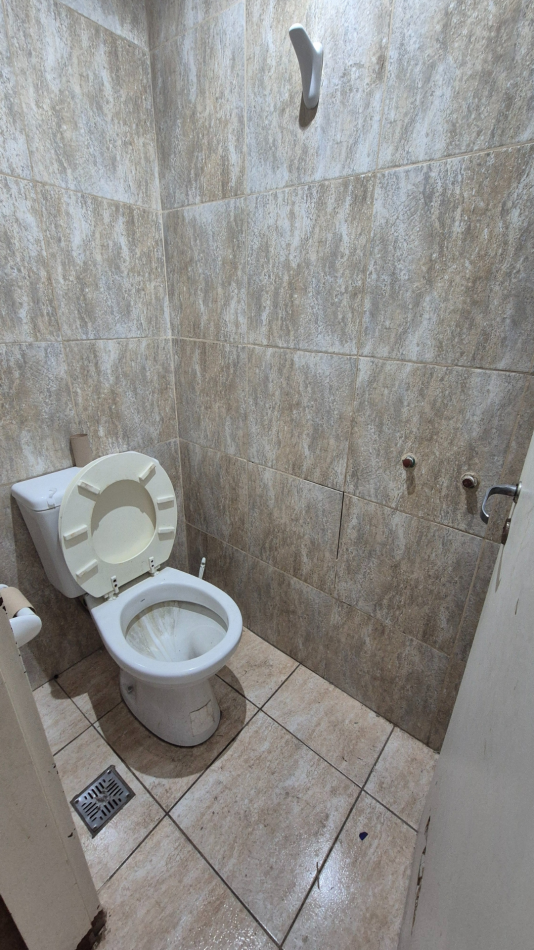 ESPECTACULAR LOCAL FRENTE A LA ESTACION DE PASO DEL REY DE 100 M2