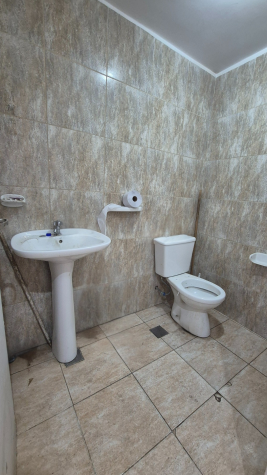 ESPECTACULAR LOCAL FRENTE A LA ESTACION DE PASO DEL REY DE 100 M2