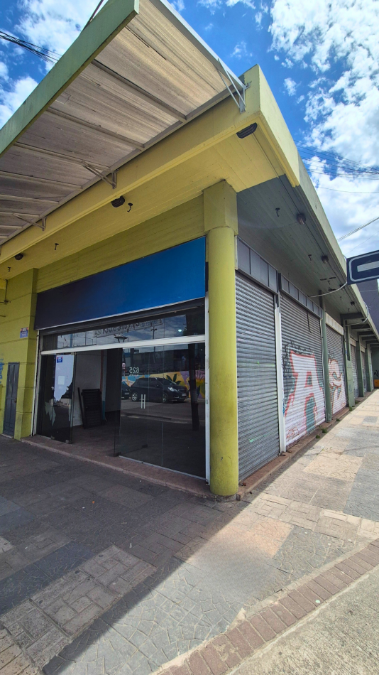 ESPECTACULAR LOCAL FRENTE A LA ESTACION DE PASO DEL REY DE 100 M2