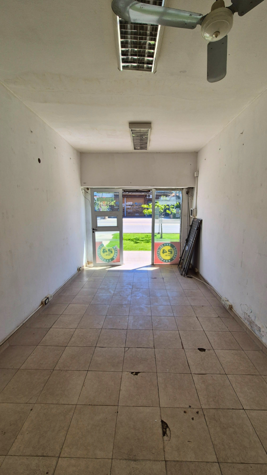 LOCAL SOBRE AVENIDA BARTOLOME MITRE EN PASO DEL REY CENTRO