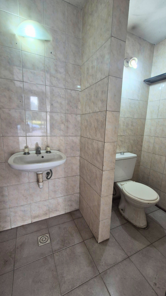 Local de 50m2 - Facil salida a Acceso Oeste sobre calle Gnecco 