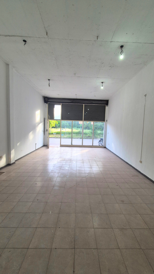 Local de 50m2 - Facil salida a Acceso Oeste sobre calle Gnecco 