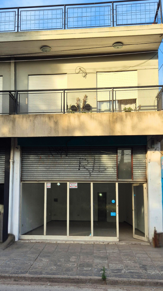 Local de 50m2 - Facil salida a Acceso Oeste sobre calle Gnecco 