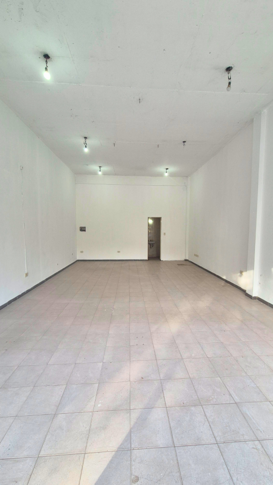 Local de 50m2 - Facil salida a Acceso Oeste sobre calle Gnecco 