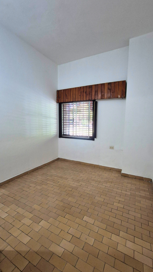 Hermosa propiedad con ubicacion estrategia sobre calle Joly en Moreno. 