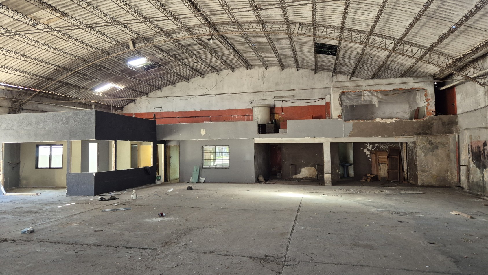Alquiler Galpon en Esquina 623 m² | Gran Altura | Paso del Rey Centro