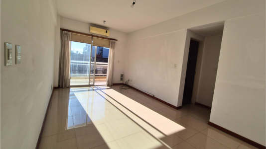 DEPARTAMENTO CON GARAGE Y BALCON EN MORENO CENTRO