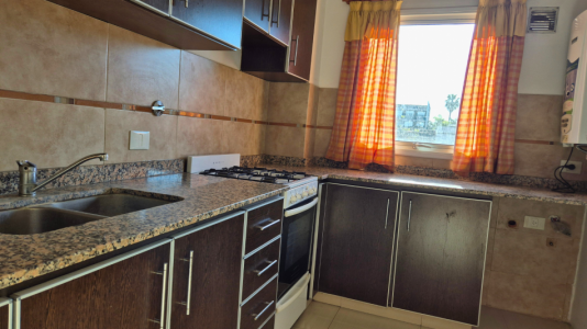 DEPARTAMENTO CON GARAGE Y BALCON EN MORENO CENTRO