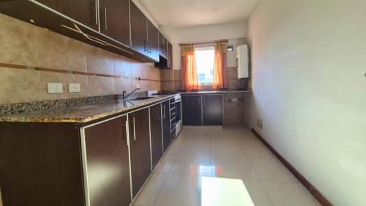 DEPARTAMENTO CON GARAGE Y BALCON EN MORENO CENTRO