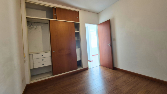 DEPARTAMENTO CON GARAGE Y BALCON EN MORENO CENTRO