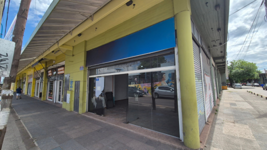 ESPECTACULAR LOCAL FRENTE A LA ESTACION DE PASO DEL REY DE 100 M2