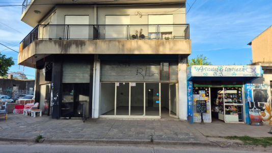 Local de 50m2 - Facil salida a Acceso Oeste sobre calle Gnecco 