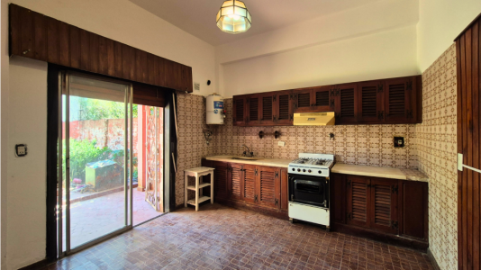 Hermosa propiedad con ubicacion estrategia sobre calle Joly en Moreno. 