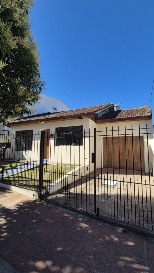 CASA 2 DORMITORIOS CON PARQUE Y QUINCHO