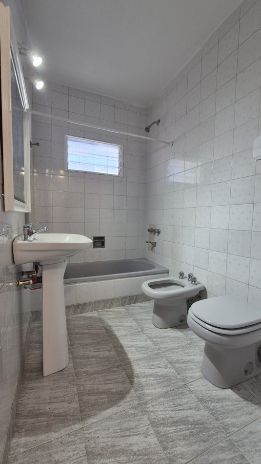 CASA 2 DORMITORIOS CON PARQUE Y QUINCHO