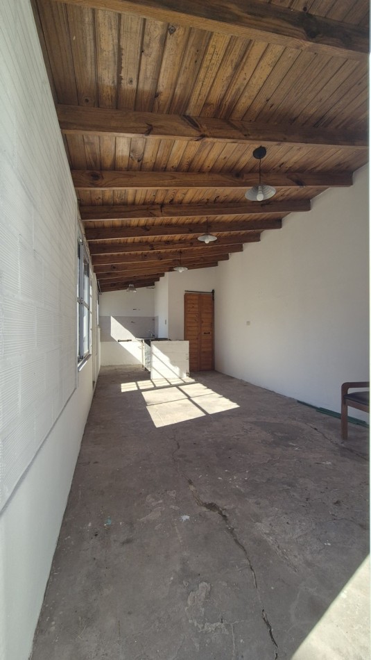 CASA 2 DORMITORIOS CON PARQUE Y QUINCHO