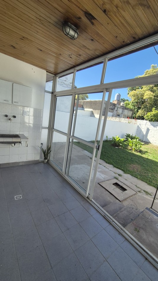 CASA 2 DORMITORIOS CON PARQUE Y QUINCHO