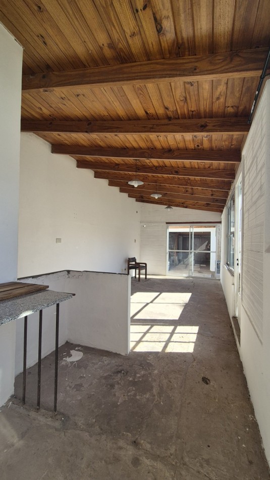 CASA 2 DORMITORIOS CON PARQUE Y QUINCHO