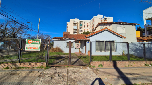 Fraccion en esquina Av. Piovano y Saavedra -  CU1 | FOS 0.6 y FOT 3 | Moreno Centro