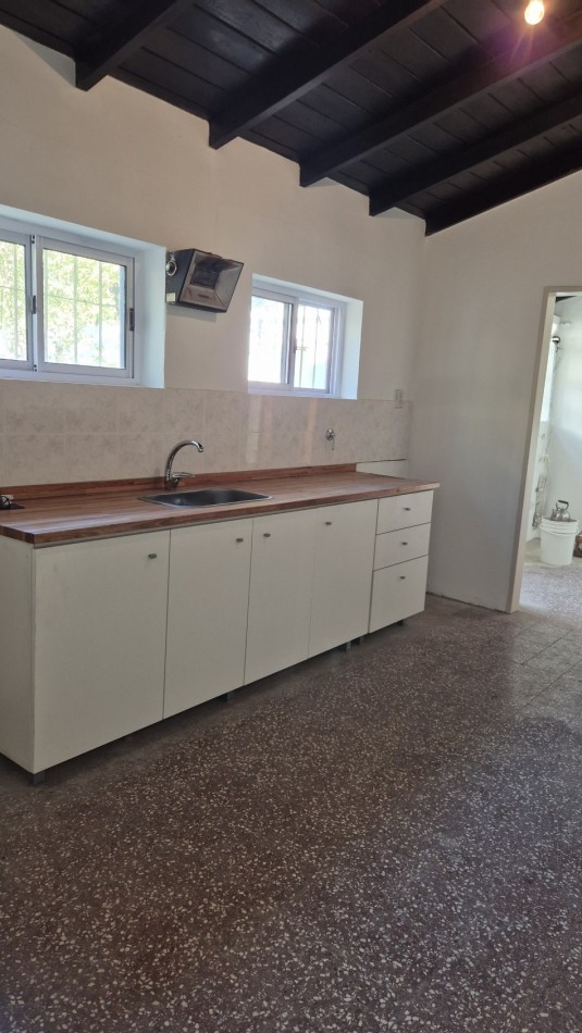 CASA EN ALQUILER CON GRAN PARQUE, QUINCHO Y UBICACION INMEJORABLE