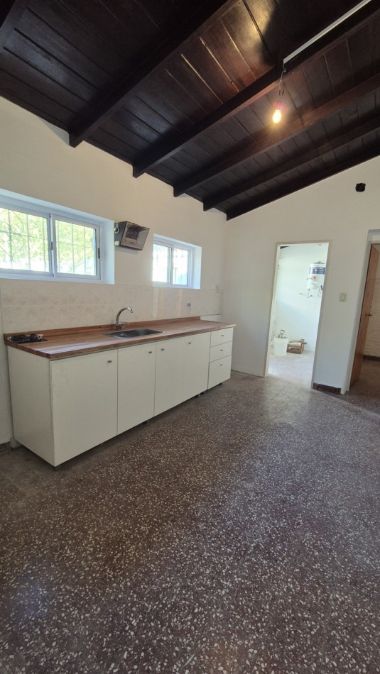 CASA EN ALQUILER CON GRAN PARQUE, QUINCHO Y UBICACION INMEJORABLE