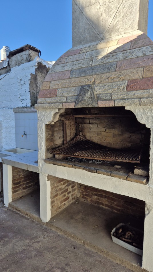 CASA EN ALQUILER CON GRAN PARQUE, QUINCHO Y UBICACION INMEJORABLE