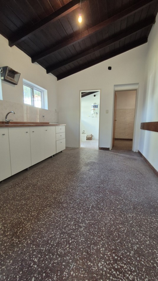 CASA EN ALQUILER CON GRAN PARQUE, QUINCHO Y UBICACION INMEJORABLE