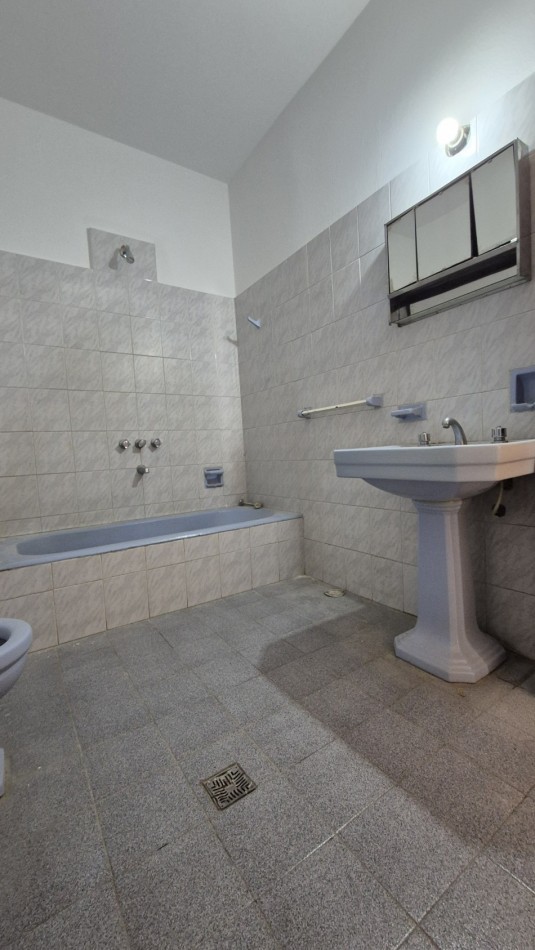 CASA EN ALQUILER CON GRAN PARQUE, QUINCHO Y UBICACION INMEJORABLE