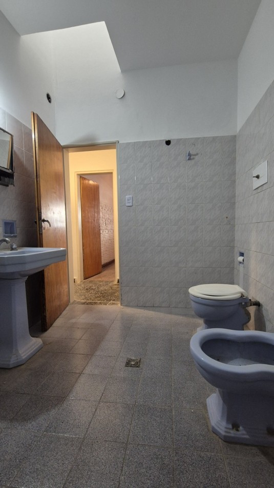 CASA EN ALQUILER CON GRAN PARQUE, QUINCHO Y UBICACION INMEJORABLE