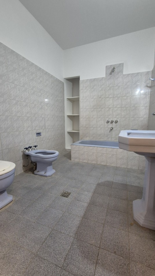 CASA EN ALQUILER CON GRAN PARQUE, QUINCHO Y UBICACION INMEJORABLE